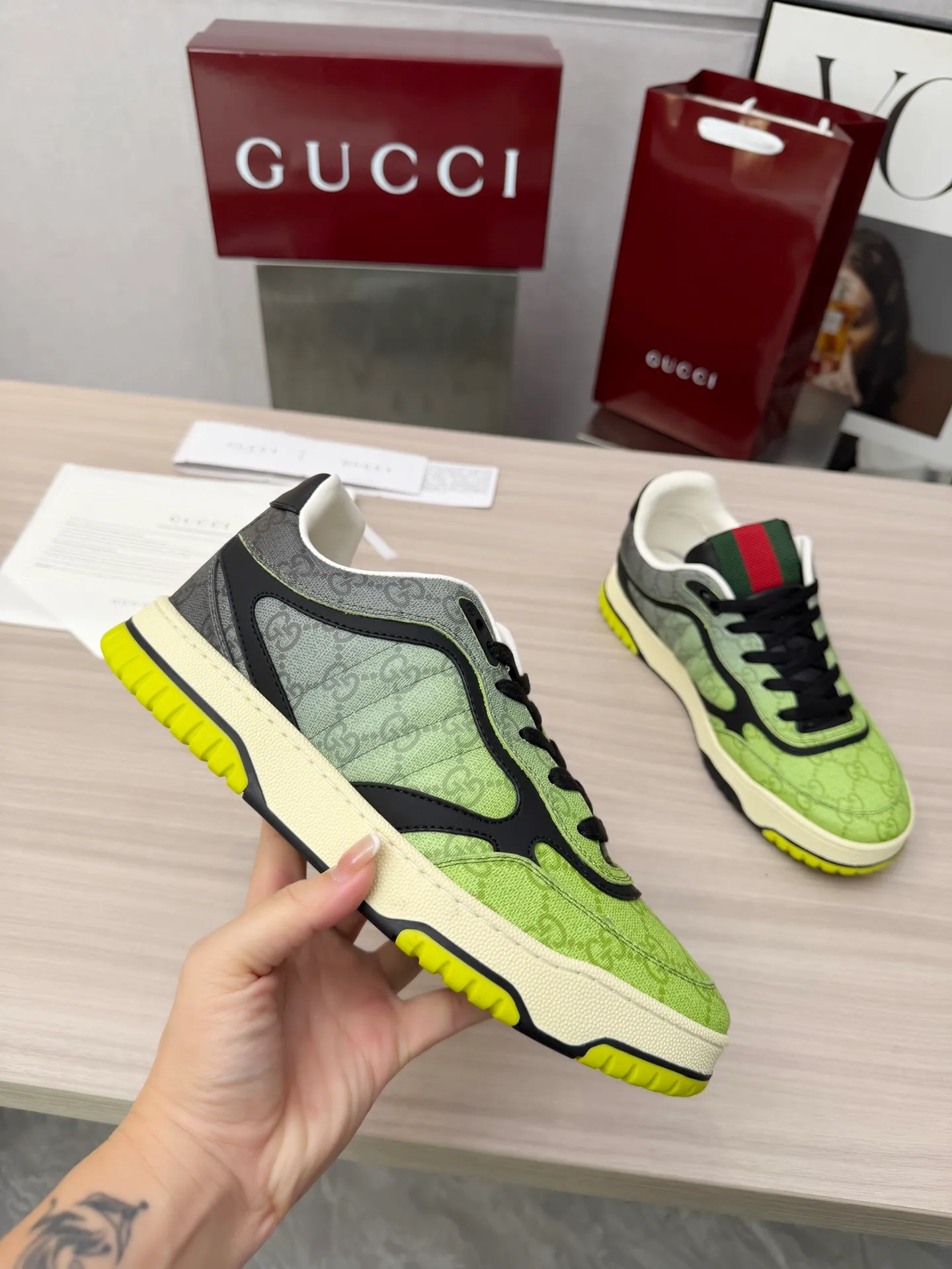 [G Home] P: 600💰 Men's Size: Men's 39-44 (45 custom-made) 🆕2025.GUCC Gucci original order quality The latest popular high and low top distressed couple sneakers series are shipped. Original purchase, development and production. This high and low top sneakers adopt a basketball-style silhouette design, cleverly integrated with hollow panels and distressed effects, showing unique ingenuity. The ingenuity incorporates brand logo details such as interlocking Double G styling accessories and Gucci lettering, a low-key tribute to the brand's design heritage. Exquisite packaging at the delivery counter 🛍📦 ▪️ Fabric: Original customized imported first-layer cowhide ▪️ Inner lining: Imported first-layer cowhide ▪️ Sole: Original molded two-color TPU sole ▪️ Sole thickness: 3cm